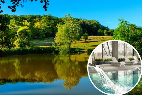 Relaks w hotelu nad jeziorem Wielkopolska: basen z wodospadem i leżakami, otoczony zielenią i spokojną wodą.