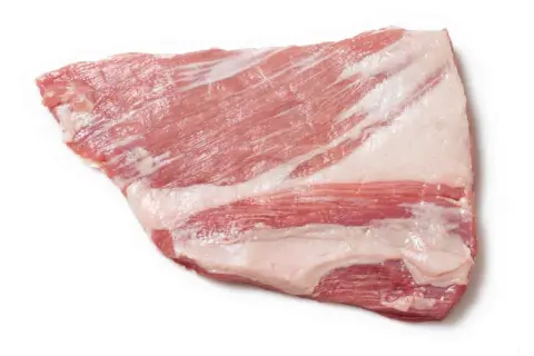 Råa sidfläsksskivor med synliga lager av kött och fett. Perfekt för att uppnå rätt pluma temperatur vid tillagning.