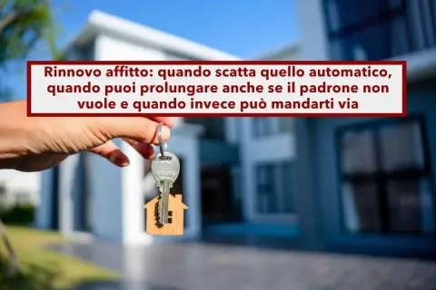 Chiavi di casa con ciondolo a forma di casetta, su sfondo sfocato di un'abitazione. Il testo parla di rinnovo affitto, anche per un contratto locazione 4 anni senza rinnovo.