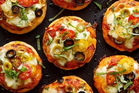 Mini pizze: Proste przepisy na każdą okazję. Zaskocz bliskich!