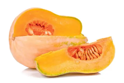 Pomarańczowa dynia, przekrojona na pół, z widocznymi nasionami. Obok leży plasterek tej samej odmiany dyni.