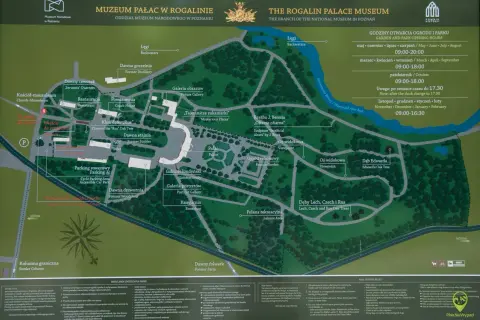 Mapa Pałacu w Rogalinie z zaznaczonymi alejkami, budynkami i słynnymi dębami rogalińskimi.