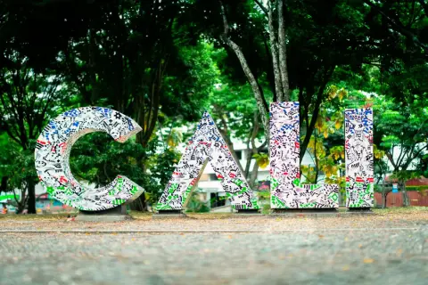 Letras gigantes con arte urbano en Cali, perfectas para inspirarte sobre qué hacer en Cali y tomarte una foto.