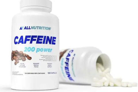 Czy kofeina w tabletkach jest zdrowa? Opakowanie suplementu ALLNUTRITION CAFFEINE 200 power z kapsułkami i ziarnami kawy.