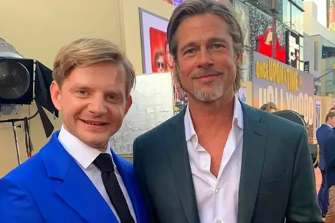 Pewnego razu... w Hollywood obsada: Brad Pitt i młody aktor na premierze filmu.
