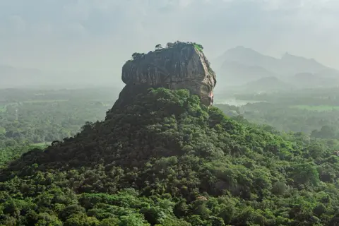 Skała Sigiriya otoczona bujną zielenią, Sri Lanka.