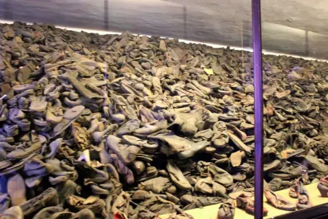 Enorm hög med skor som samlats i Auschwitz. Dessa skor tillhörde offren för gaskammare.