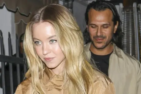 Sydney Sweeney y su pareja, Jonathan Davino, pasean juntos.