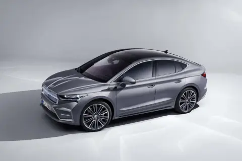 Elegancki, szary Skoda Enyaq z czarnym dachem, prezentujący swoje imponujące skoda enyaq wymiary.