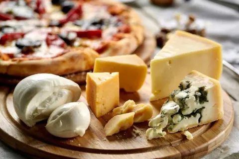 Jakie sery do pizzy 4 sery - najlepsze połączenia smakowe, które zaskoczą