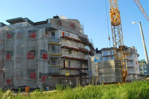 Ile zarabia deweloper? Pensja czy zysk? Poznaj realia branży
