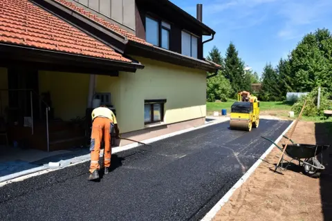 Ile kosztuje asfalt na podjazd? Sprawdź, jak zaoszczędzić na inwestycji