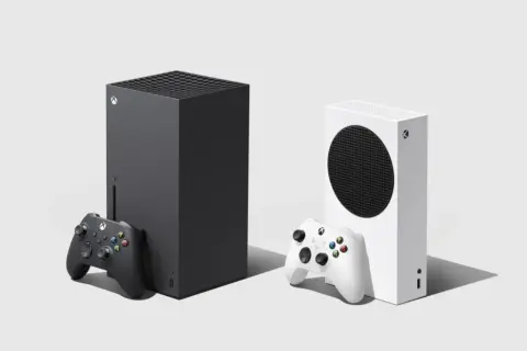 Dwie konsole Xbox next gen: czarna Xbox Series X i biała Xbox Series S, z czarnym i białym kontrolerem.