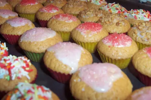 Bunte Mini Muffins mit Zuckerguss und Streuseln, ein leckeres mini muffins rezept für jede Gelegenheit.