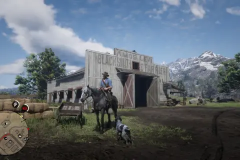 Ein Mann auf einem Pferd mit Hund vor einer Schmiede in RDR2 PS5.