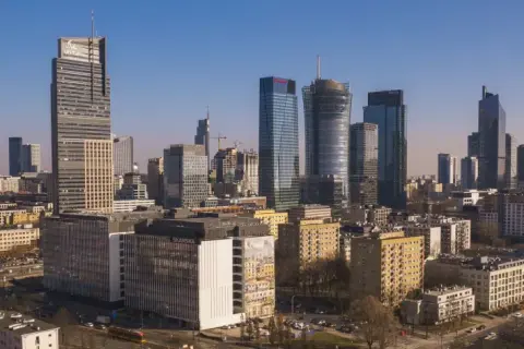 Warszawski krajobraz miejski z wieżowcami. Zastanawiasz się, jak zacząć inwestować w nieruchomości? To miejsce może być inspiracją.