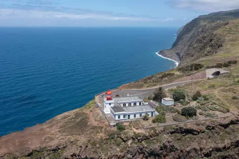 Leuchtturm am Ponta do Pargo, der dramatisch auf einer Klippe über dem blauen Ozean thront.