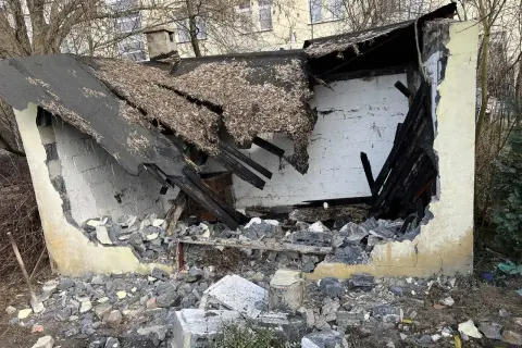 Zniszczony budynek, gruz i połamane drewno. Trwa wyburzenie domu, koszt prac jest wysoki.