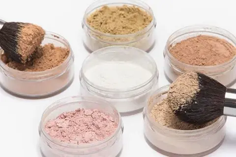 Inglot puder rozświetlający - poznaj jego rodzaje, ceny i zastosowanie