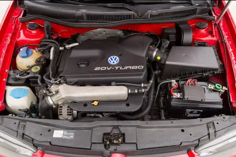 Silnik 20V-TURBO z logo VW. Choć nie jest to kei car, to serce tego czerwonego auta jest gotowe do drogi.