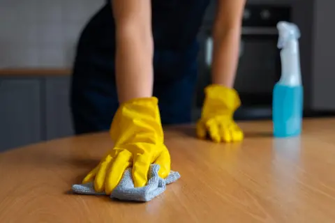 Czym myć meble, sprzęty po remoncie?