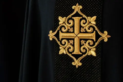 Biel i złoto w liturgii – kiedy i dlaczego kapłan zakłada jasne ornaty?
