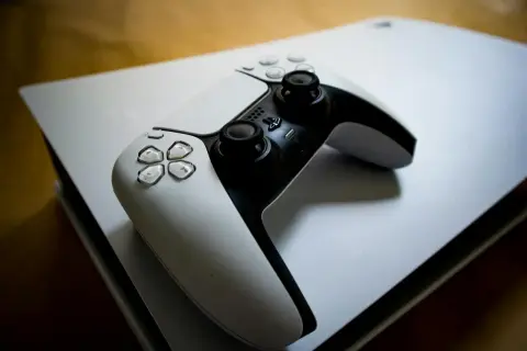 Najlepsze gry i akcesoria na PS5 na początek 2026 roku – co warto kupić, jeśli dopiero zaczynasz przygodę z PlayStation 5