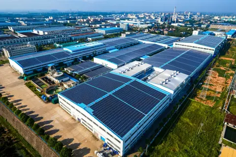 Fotowoltaika dla firm – jak obniżyć koszty energii i zwiększyć niezależność energetyczną przedsiębiorstwa?