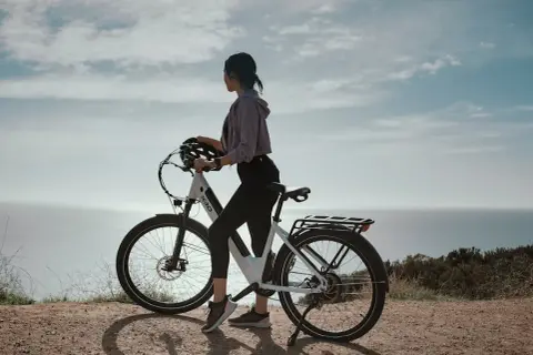 Jak wybrać rower elektryczny do codziennych dojazdów i rekreacji? Poradnik dla osób szukających wygodnego e-bike'a