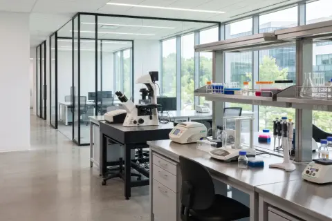 Jak zaplanować wyposażenie laboratorium, żeby spełniało normy i było funkcjonalne?