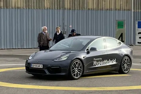 Czy Tesla jest na benzynę? Odkryj prawdę o samochodach elektrycznych