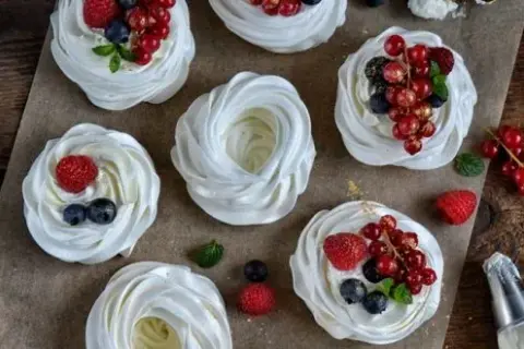 Tort bezowy: pysznie czy przepysznie? Odkryj smak idealny!