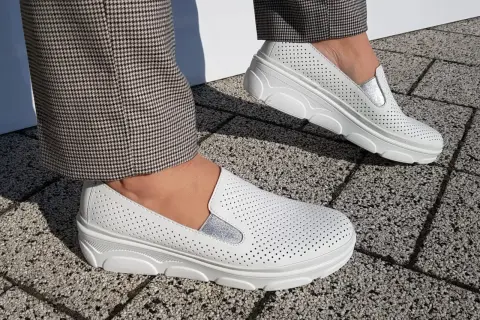 Jakie buty do spodni w kratę damskie – stylowe połączenia na każdą okazję