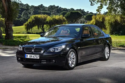 BMW E60 3.0 benzyna – doskonałe połączenie komfortu i osiągów.
