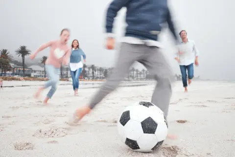 Jaką piłkę wybrać do piłki nożnej plażowej? Kluczowe informacje