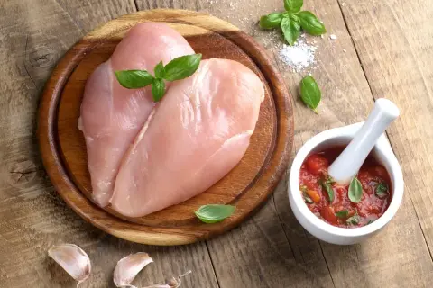 Ile kalorii ma pierś z kurczaka? Zaskakujące różnice w kaloryczności