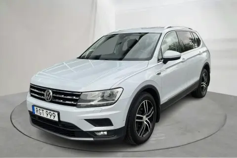 Vit Volkswagen Tiguan Allspace begagnad med snygga fälgar. Perfekt för familjen som behöver extra utrymme.