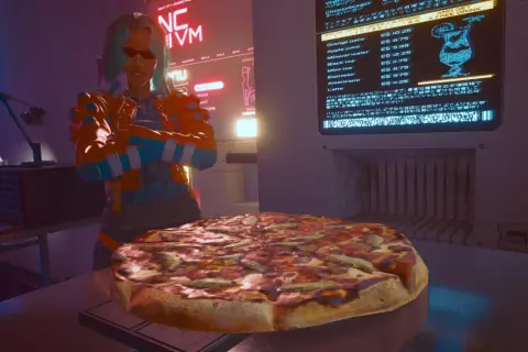 Cyberpunkowa dziewczyna z niebieskimi włosami i neonową kurtką, obok niej wielka pizza. Idealna na pizza party w stylu cyberpunk.