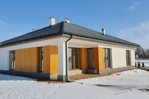 Nowy dom 150 m2 w stanie surowym, otoczony śniegiem. Zastanawiasz się, ile kosztuje wybudowanie domu 150 m2?
