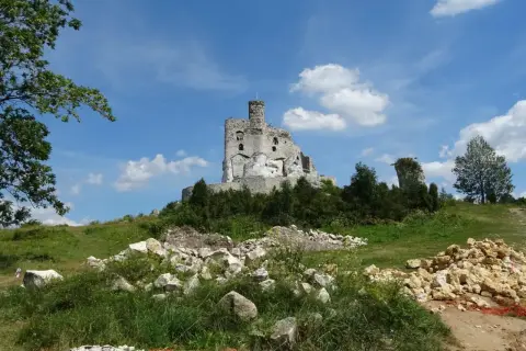 Ruiny zamku na wzgórzu, idealne miejsce na wycieczkę. Zamek Czocha bilety warto kupić online.