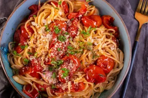Proste spaghetti z pomidorkami koktajlowymi, które zachwyci smakiem