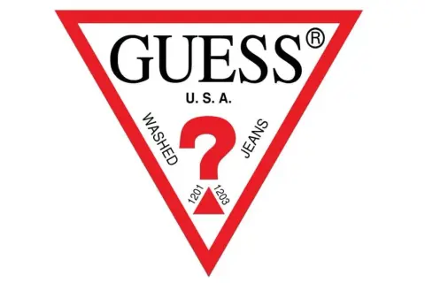 Logo Guess, znanej firmy z USA, z charakterystycznym czerwonym trójkątem i znakiem zapytania.