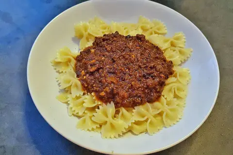 Farfalle mit herzhafter Bolognese, wie nach dem Haschee Rezept von Oma.