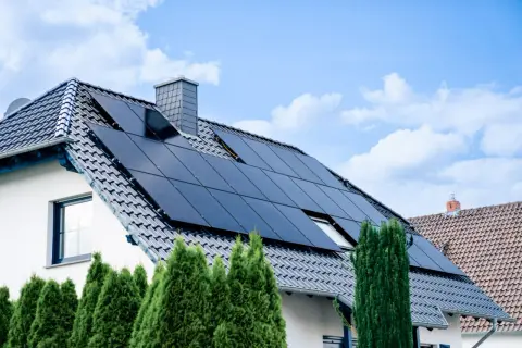 Paneles solares en tejado de casa, un detalle clave para el coste de instalación fotovoltaica.