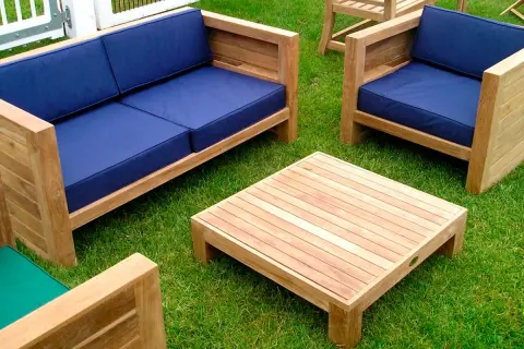 Zestaw mebli ogrodowych z drewna, idealny do relaksu. Dowiedz się, jak zrobić meble ogrodowe z desek, by stworzyć podobny komplet.
