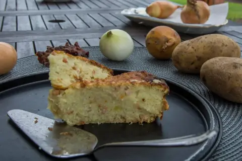 Babka ziemniaczana przepis babci: złocisty placek z ziemniaków, jajek i cebuli, pachnący domem.