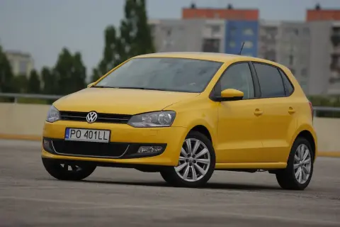 Żółty Volkswagen Polo 1.2 benzyna, idealny do miasta. Zastanawiasz się, ile pali vw polo 1.2 benzyna? Ten model jest znany z oszczędności.