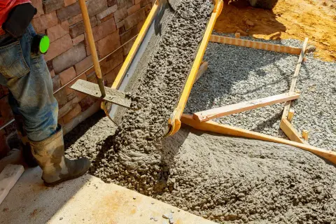 Ile cementu na betoniarkę 50l? Proporcje, obliczenia i praktyczne porady
