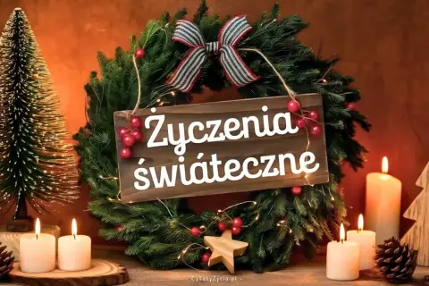 Wianek choinkowy z napisem "Życzenia świąteczne", ozdobiony wstążką, bombkami i lampkami. Obok stoją świece i choinki.