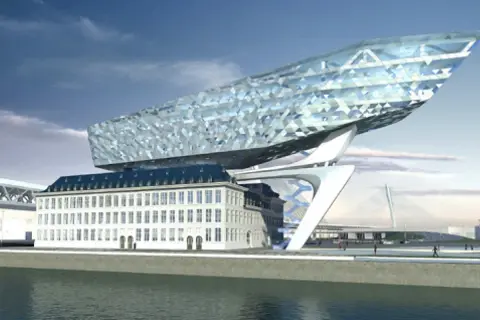 Nowoczesny budynek portowy w Antwerpii, stolicy diamentów, z fasadą przypominającą kryształy.